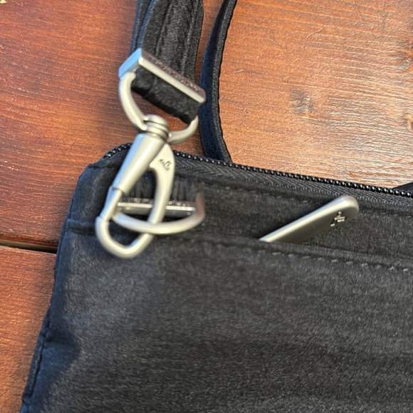 Travelon Black crossbody security travel bag with purse light NWOT - Picture 4 of 9